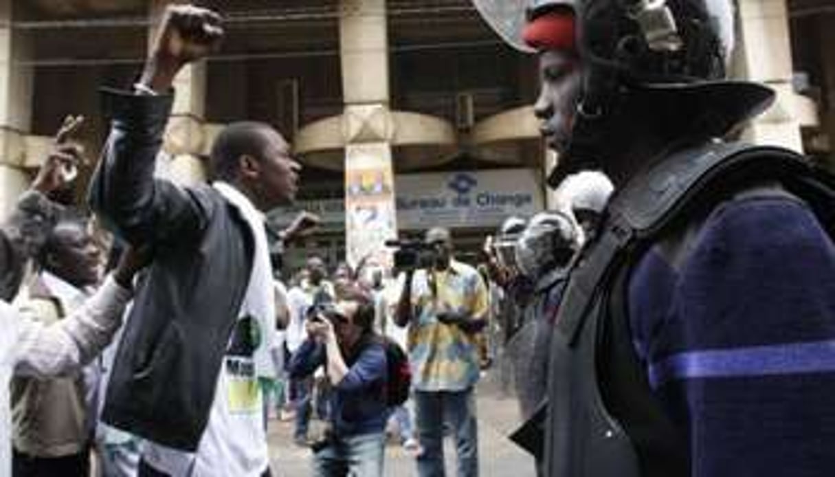 Face à face entre manifestants et policiers à Dakar, le 15 février 2012. © Mamadou Toure Behan/AFP