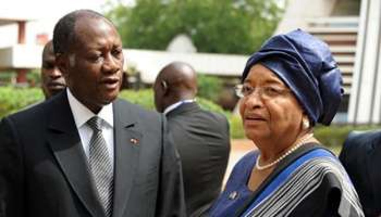 Alassane Ouattara (g) et la présidente du Liberia Ellen Sirleaf-Johnson, le 16 février 2012 à Abu © AFP
