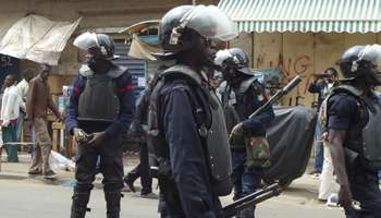 Des policiers en position pour faire respecter l’interdiction de manifester à Dakar. © AFP