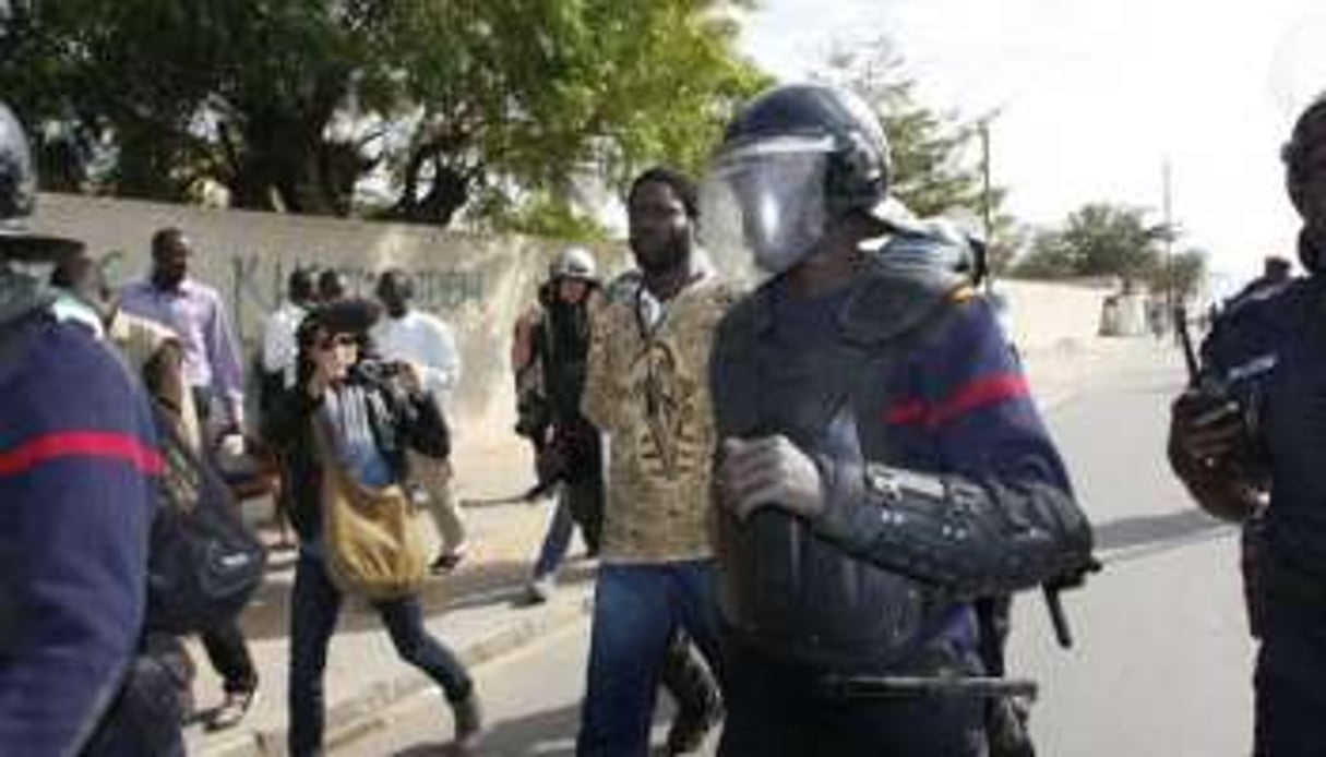 Kilifeu (c) l’un des membres Y’en a Marre arrêté par la police le 16 février à Dakar. © Mamadou Touré/AFP