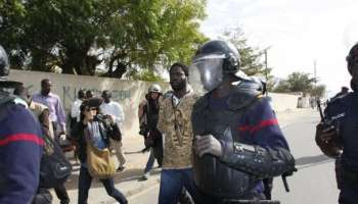 Un membre de la Y en a marre arrêté par la police, vendredi 17 février, à Dakar. © AFP