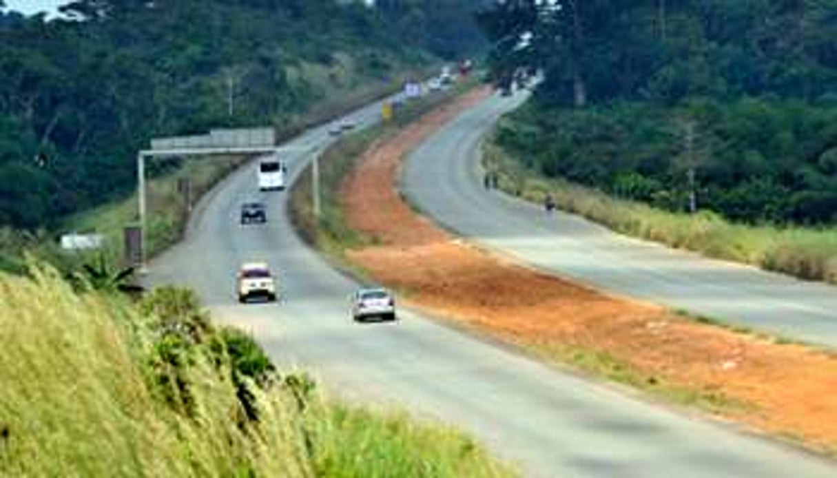Le tronçon de l’autoroute entre Abidjan et Yamoussokro est en cours de finition. © Olivier pour J.A.
