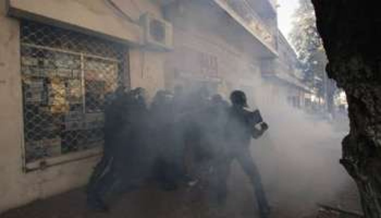 Affrontements entre policiers et manifestants, à Dakar, samedi 18 février. © AFP
