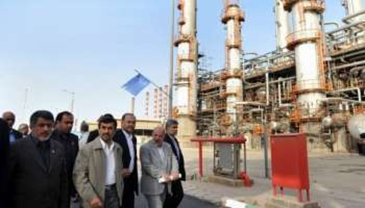 Le président iranien Mahmoud Ahmadinejad (C) visite la raffinerie de Abadan, le 24 mai 2011. © AFP