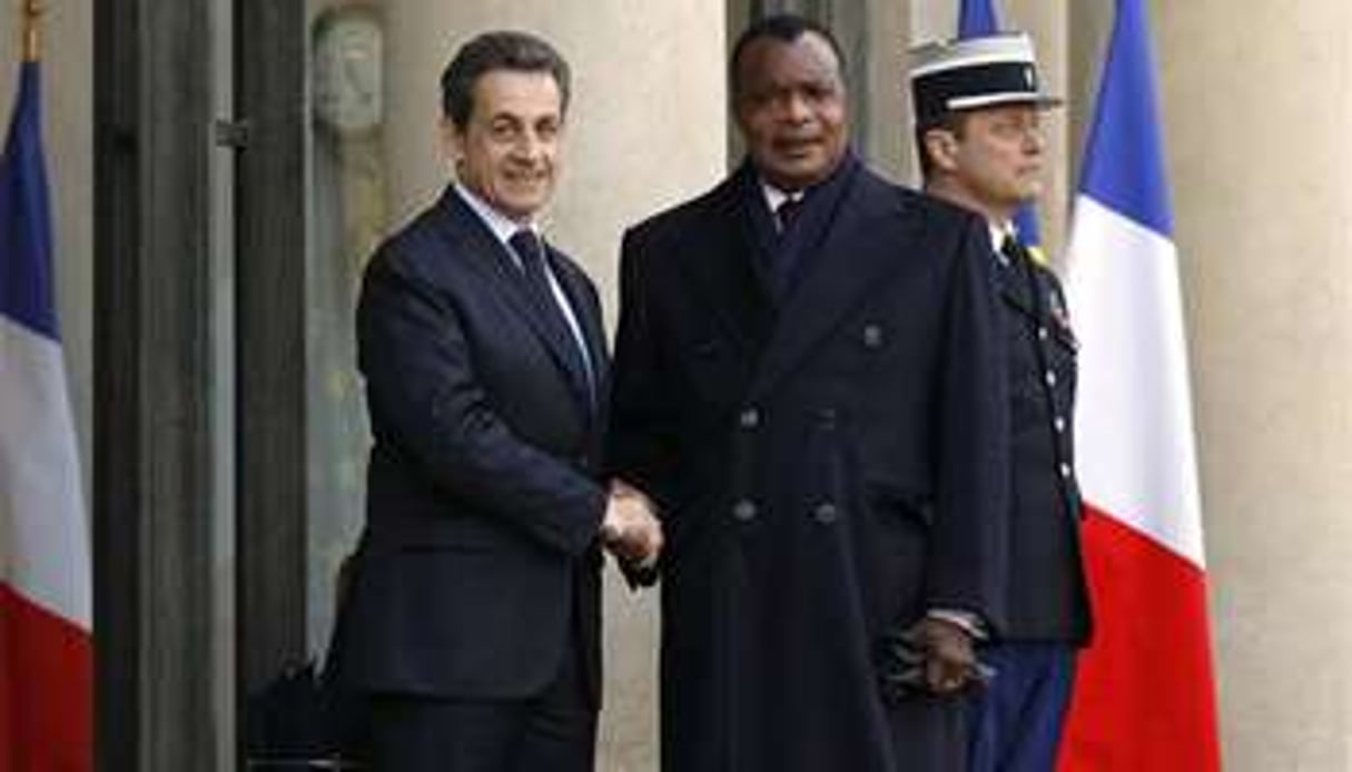 Denis Sassou Nguesso avec Nicolas Sarkozy sur le perron de l’Élysée, le 8 février. © Reuters