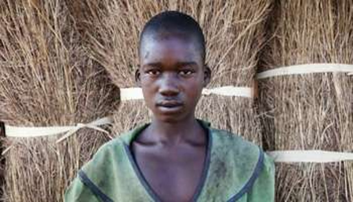 Agnès Lokot, 15 ans, l’un des 3000 enfants atteints de la « maladie du hochement de tête ». © AFP