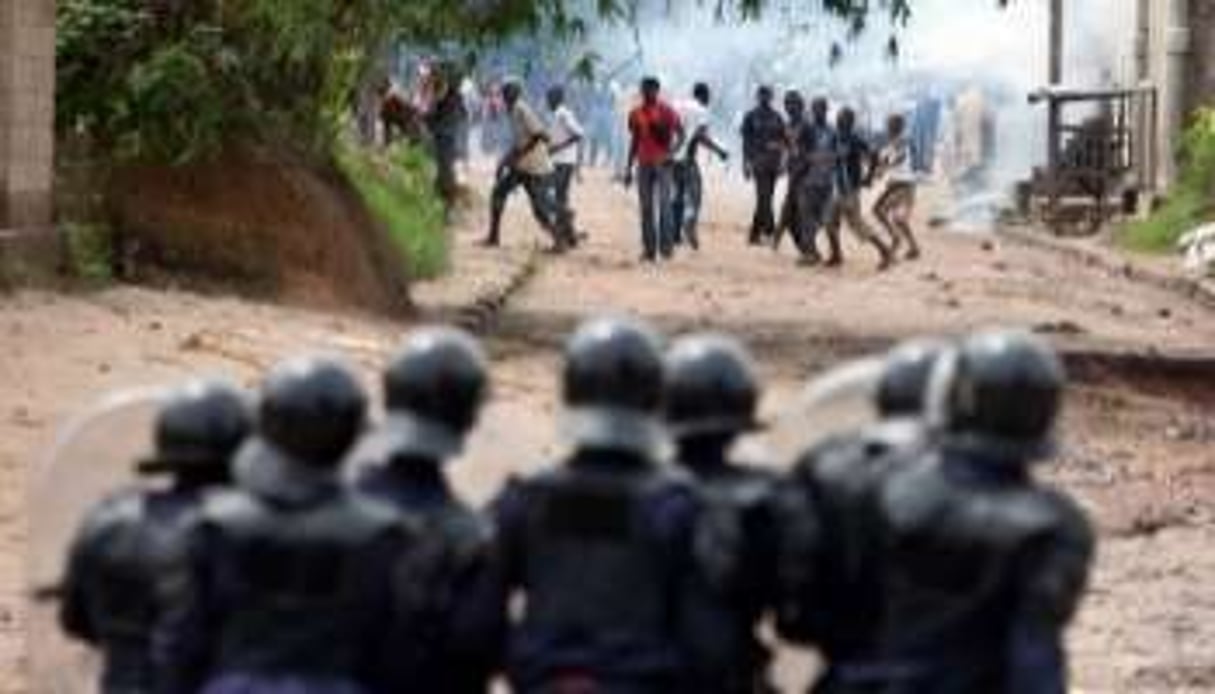 Des manifestants affrontent les forces de l’ordre, le 7 décembre à Kinshasa. © Gwenn Dubourthoumieu/AFP