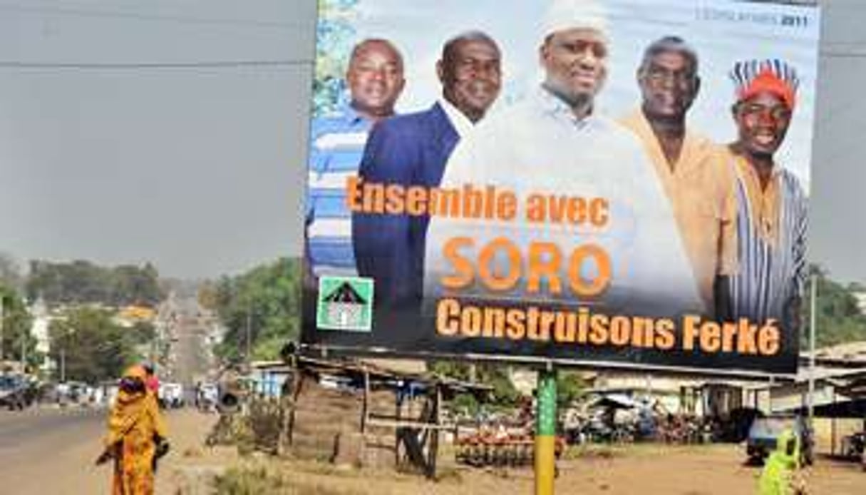 Dans le fief de Guillaume Soro, les élections passent, les affiches restent. © ISSOUF SANOGO/AFP