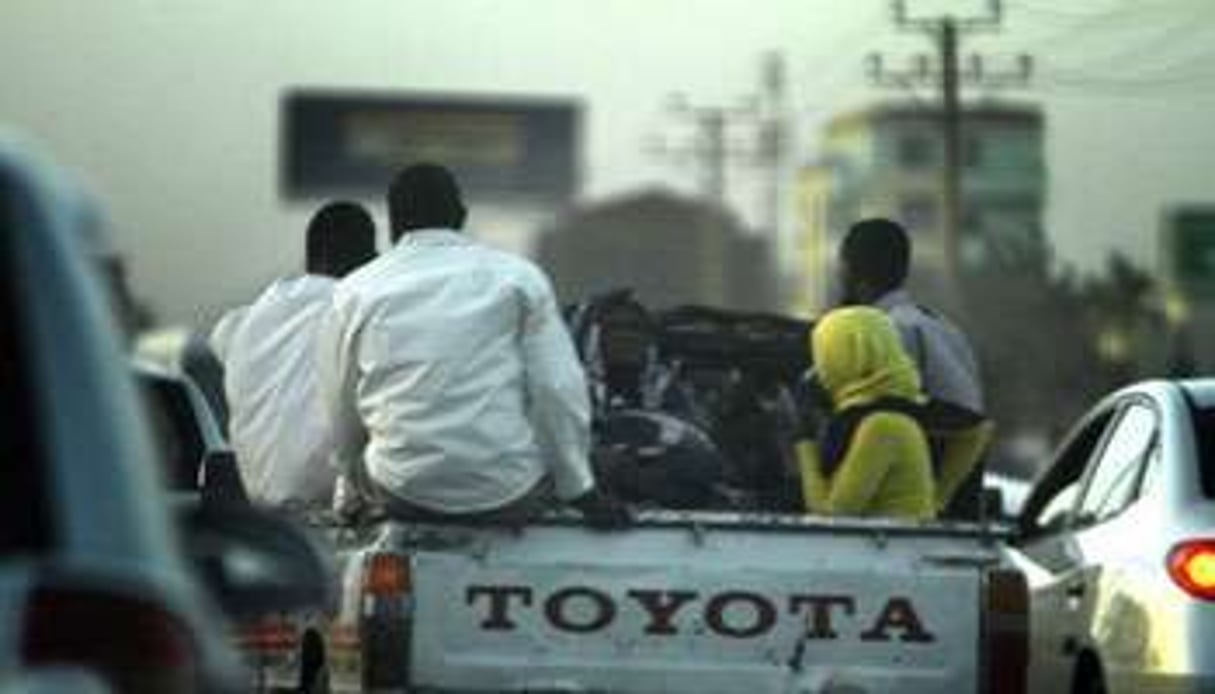 Des Soudanais à l’arrière d’un camion le 21 avril 2010 dans les rues de Khartoum. © AFP