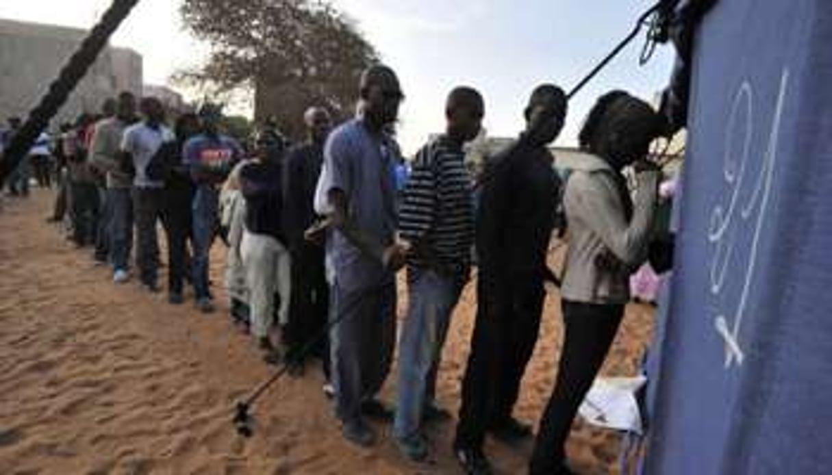Des habitants font la queue devant un bureau de vote, le 26 février 2012 à Dakar. © AFP