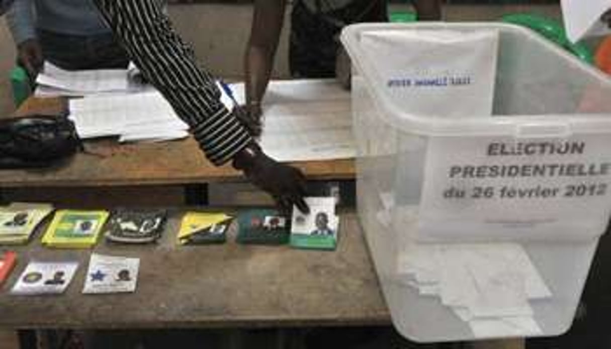 Comptage des bulletins dans un bureau de vote de Dakar, le 26 février 2012. © Issouf Sanogo/AFP