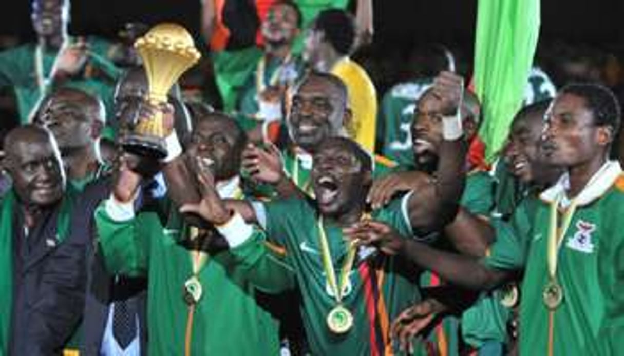 Les joueurs de l’équipe de Zambie célèbrent leur victoire à la CAN 2012. © AFP