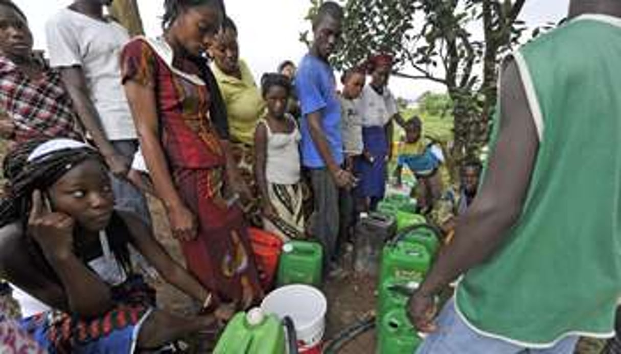 Collecte d’eau potable à Abobo, un quartier d’Abidjan. © AFP