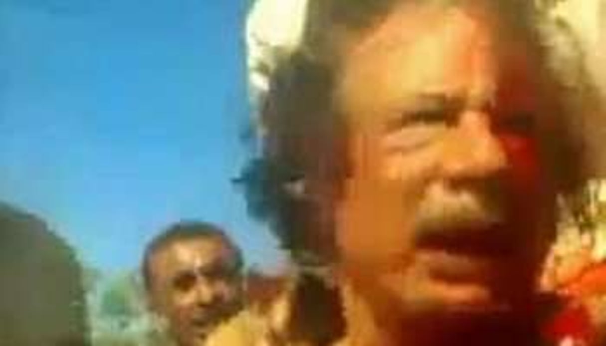 Capture d’image d’une vidéo montrant la capture de Mouammar Kaddafi à Syrte, le 20 octobre 2011. © Capture d’écran