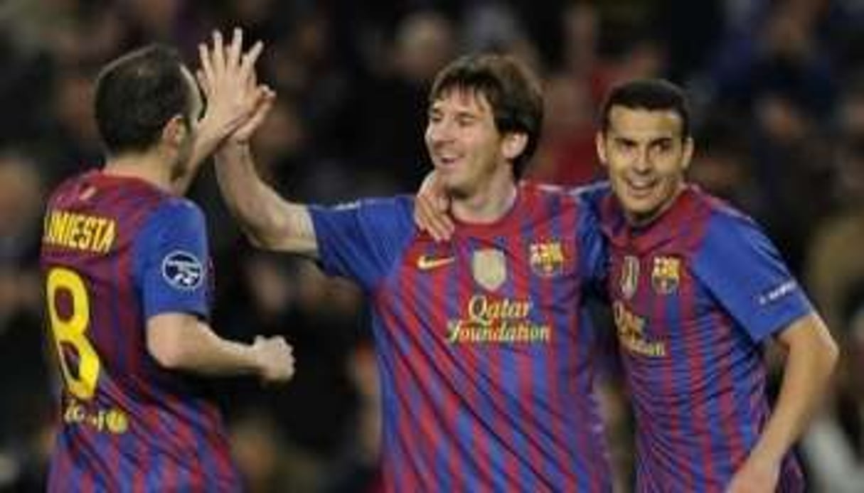 Lionel Messi félicité par ses coéquipiers Andres Iniesta et Pedro, après l’un de ses cinq buts. © AFP