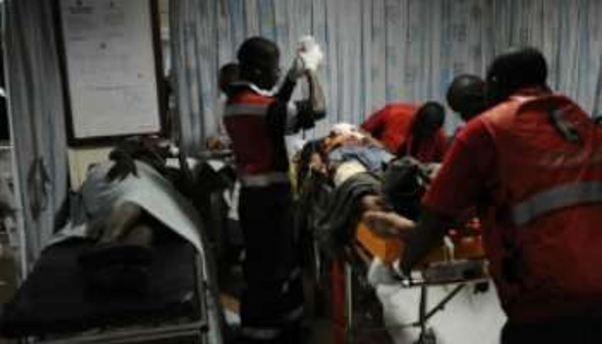 Un homme blessé est secouru après l’attaque à Nairobi, au Kenya, le 10 mars 2012. © AFP