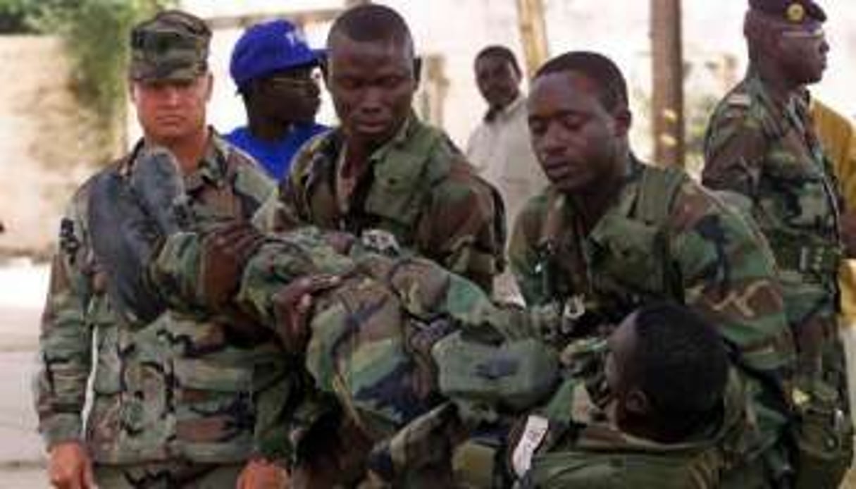 Des soldats sénégalais s’entraînent avec un instructeur américain à Thies, en 2001. © AFP