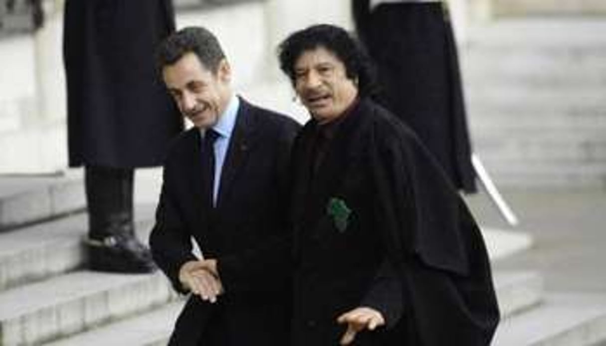 Nicolas Sarkozy et Mouammar Kaddafi, le 12 décembre 2007 à Paris. © AFP