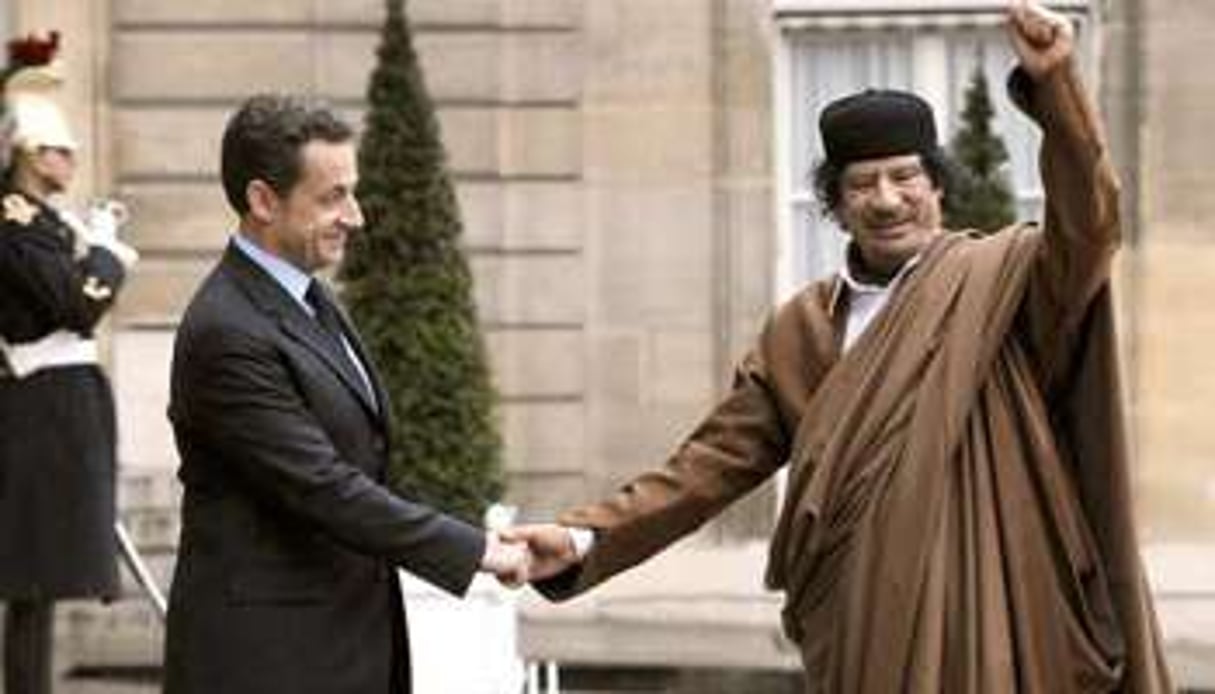 Nicolas Sarkozy et Mouammar Kaddafi, le 10 mars 2007 à Paris. © AFP