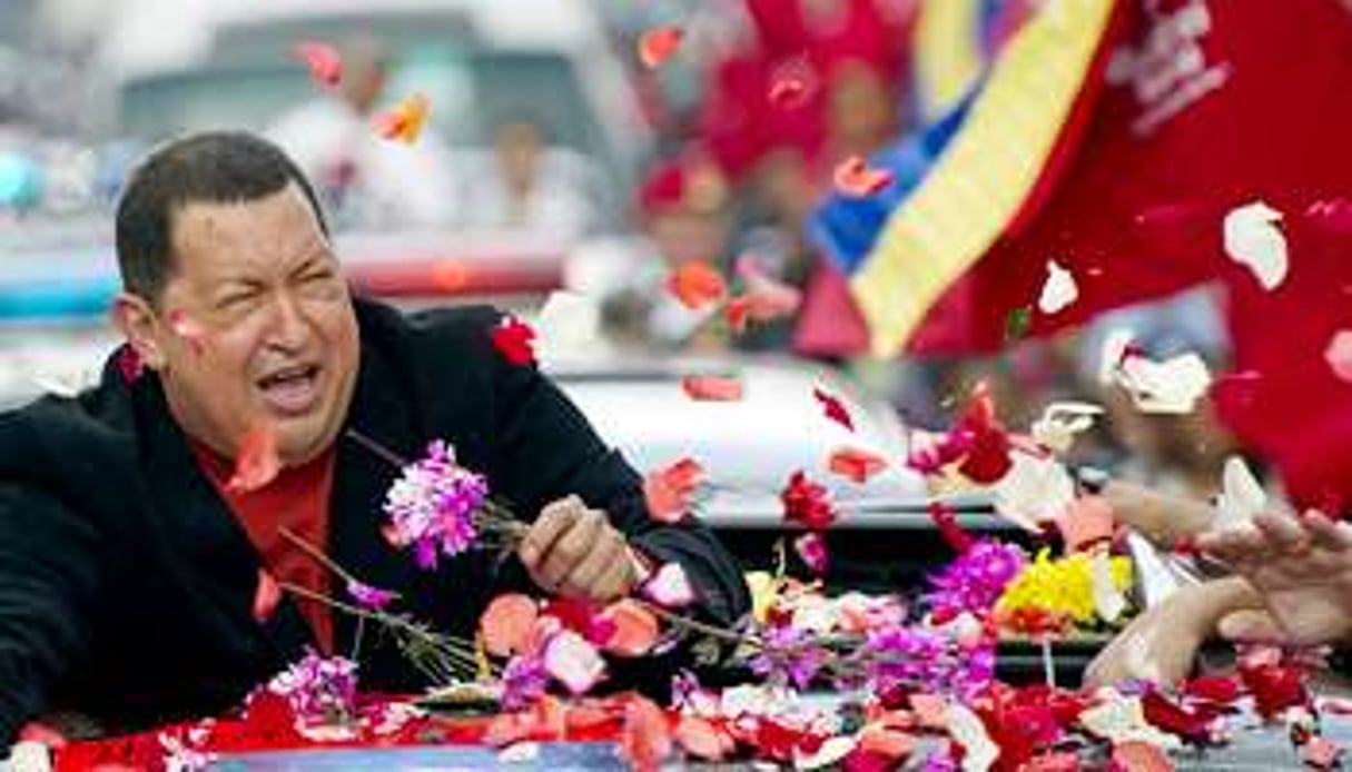 Congratulé par ses supporters avant son départ pour Cuba, le 24 février 2012. © Juan Barreto/AFP