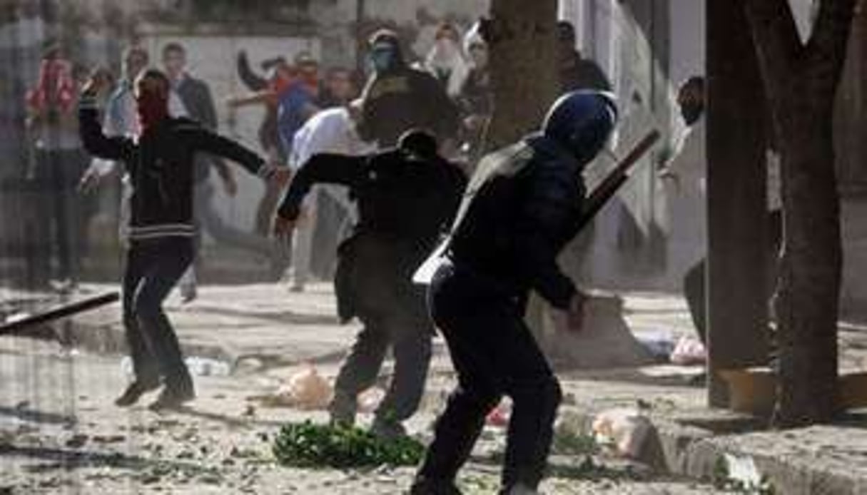 Des émeutes dans le quartier Belcour à Alger, le 7 janvier. © AFP