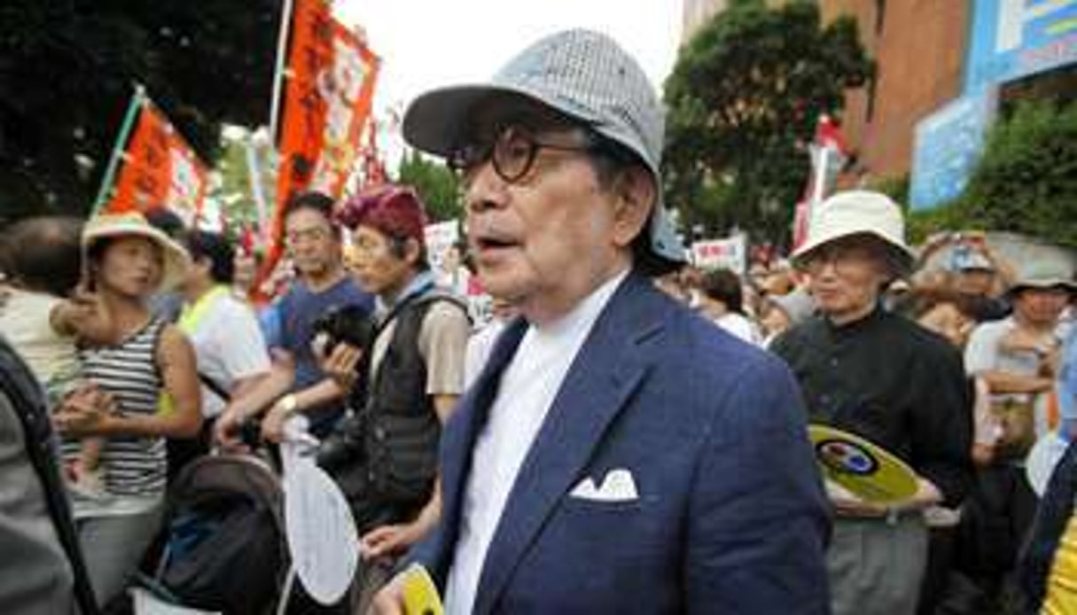 Le Prix Nobel Kenzaburô Ôe au cours d’une manifestation à Tokyo, en 2011. © Yuriko Nakao/Reuters
