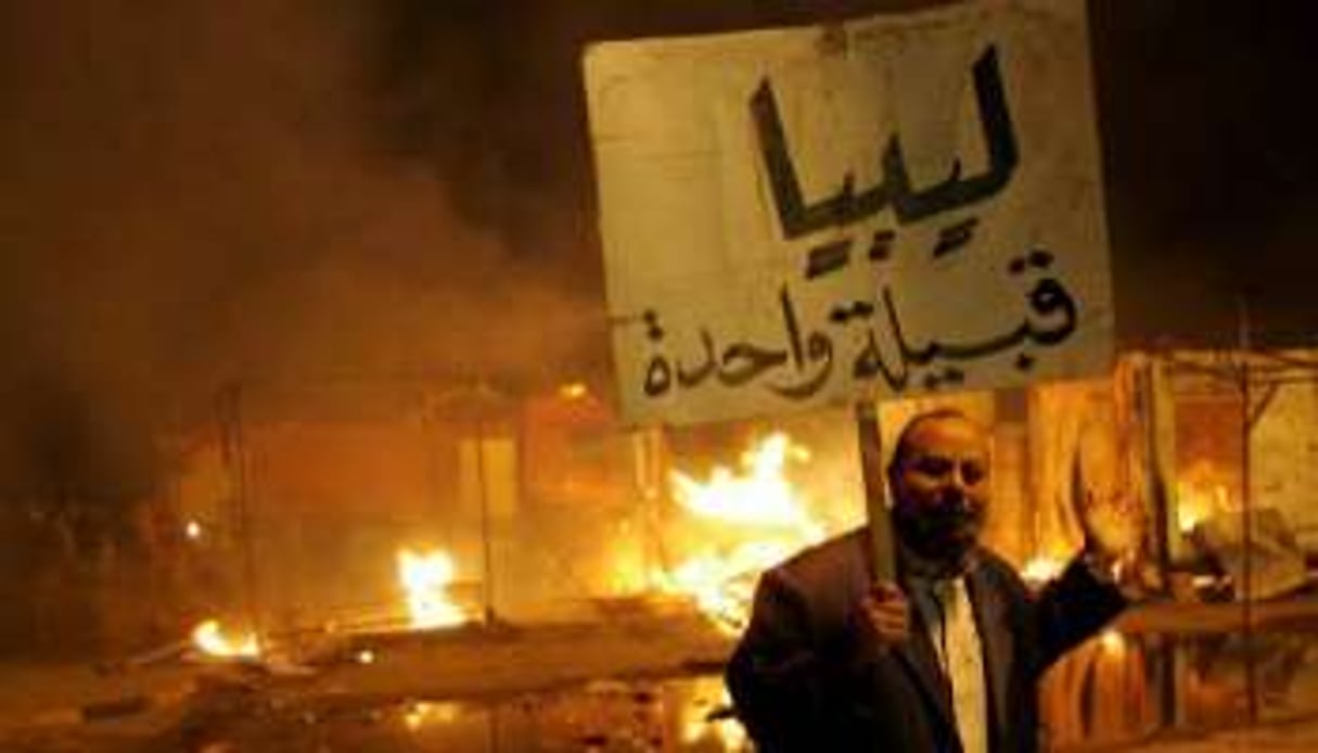 Un homme manifeste contre le fédéralisme à Benghazi, en Libye, le 16 mars 2012. © AFP