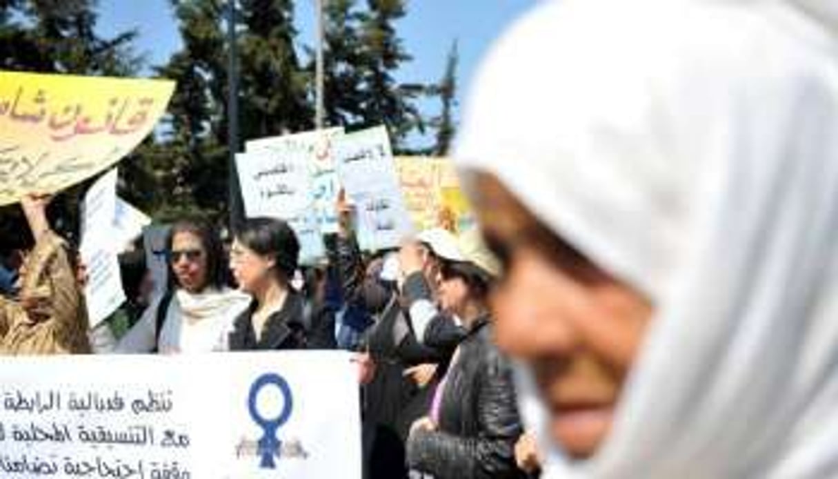 Manifestantes devant la cour locale qui a approuvé le mariage, le 15 mars 2012 à Larache. © AFP
