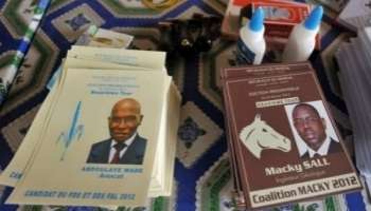 Des bulletins de vote pour Abdoulaye Wade et Macky Sall, le 18 mars 2012 à Ziguinchor (sud). © AFP