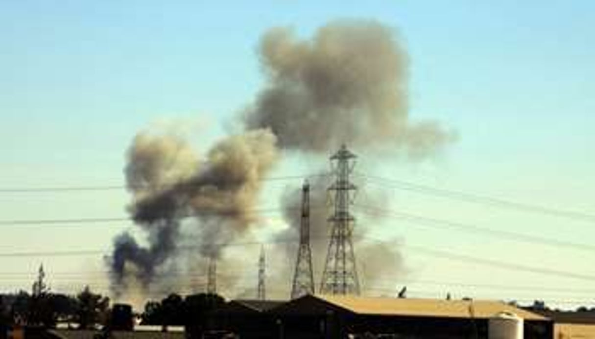 Après une frappe aérienne de l’Otan sur un quartier de Tripoli, le 17 août 2011. © AFP