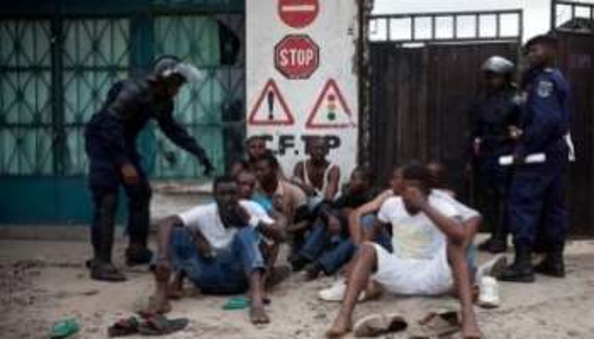 De jeunes kinois arrêtés par la police congolaise, le le 23 décembre 2011 en RDC. © AFP