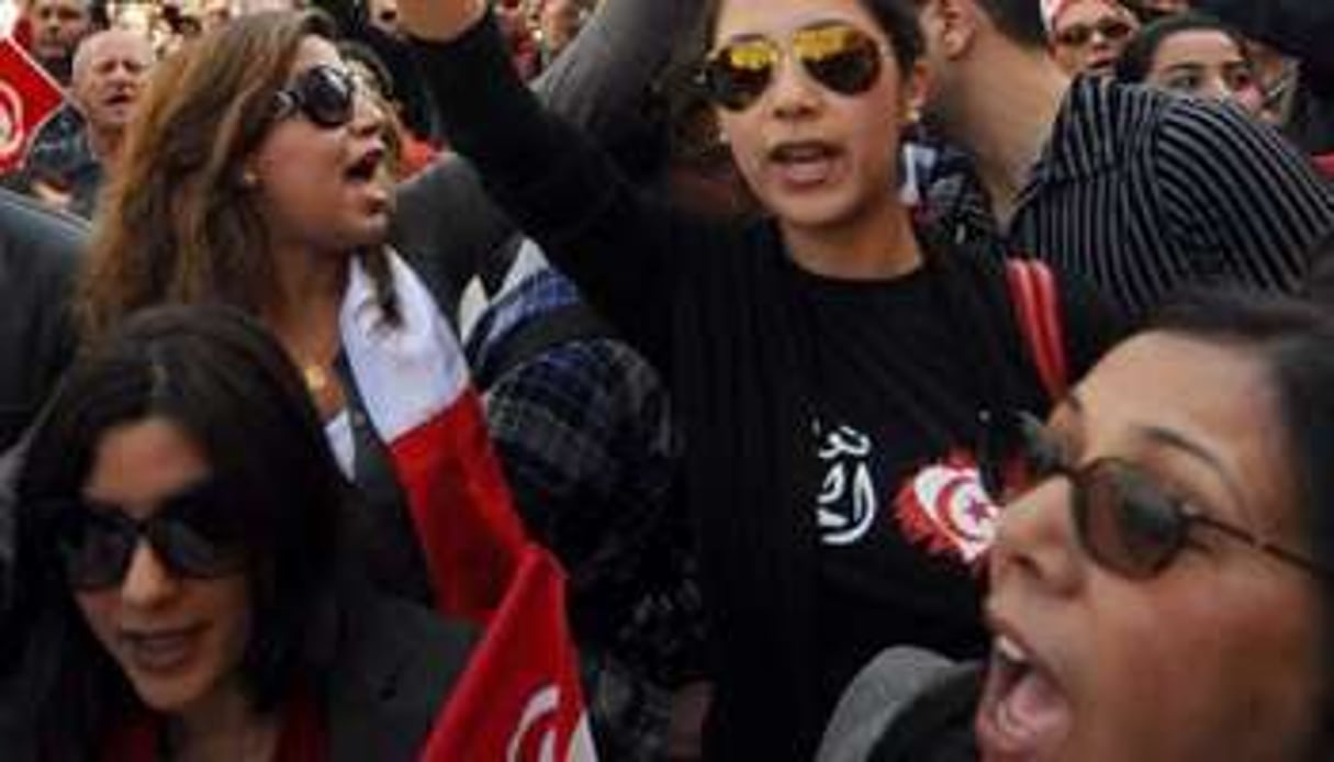 Des Tunisiennes célèbrent l’anniversaire de l’Indépendance à Tunis le 20 mars 2012. © AFP