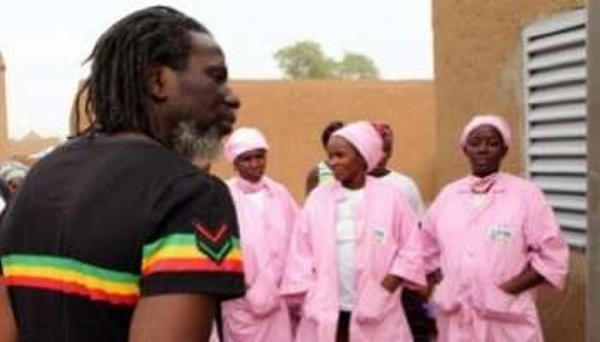 Tiken Jah Fakoly visite une usine d’aliments pour bébés au Burkina Faso, le 19 mars 2012. © AFP