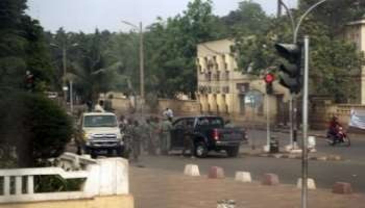 Des militaires maliens dans les rues de Bamako le 21 mars 2012. © AFP