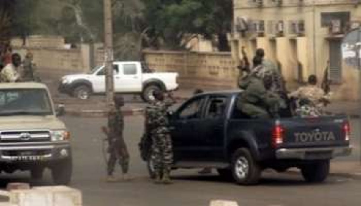 Des soldats mutins dans les rues de Bamako, mercredi 21 mars. © Habibou Kouyate/AFP