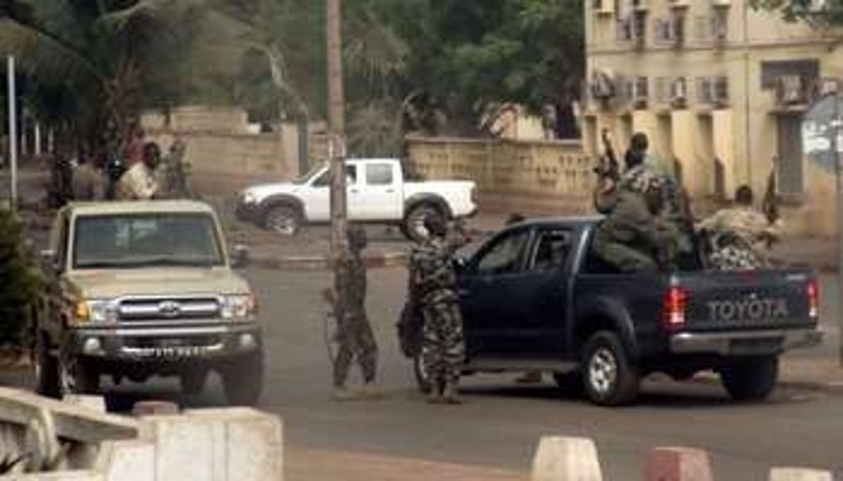 Des militaires maliens dans les rues de Bamako. © AFP