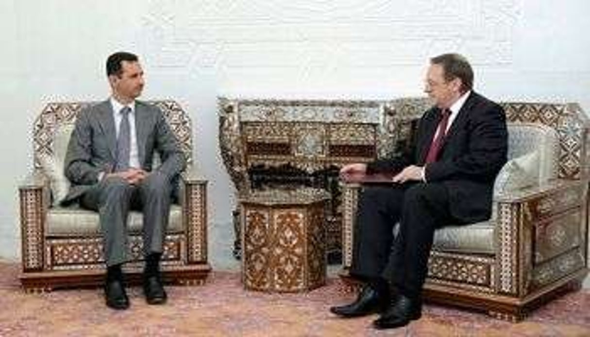 Mikhail Bogdanov (D), vice-ministre russe des Affaires étrangères, et Bachar el-Assad. © AFP
