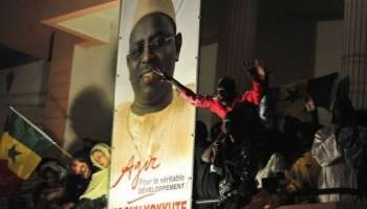 Des partisans de Macky Sall fêtent sa victoire annoncée, à Dakar le 25 mars au soir. © AFP