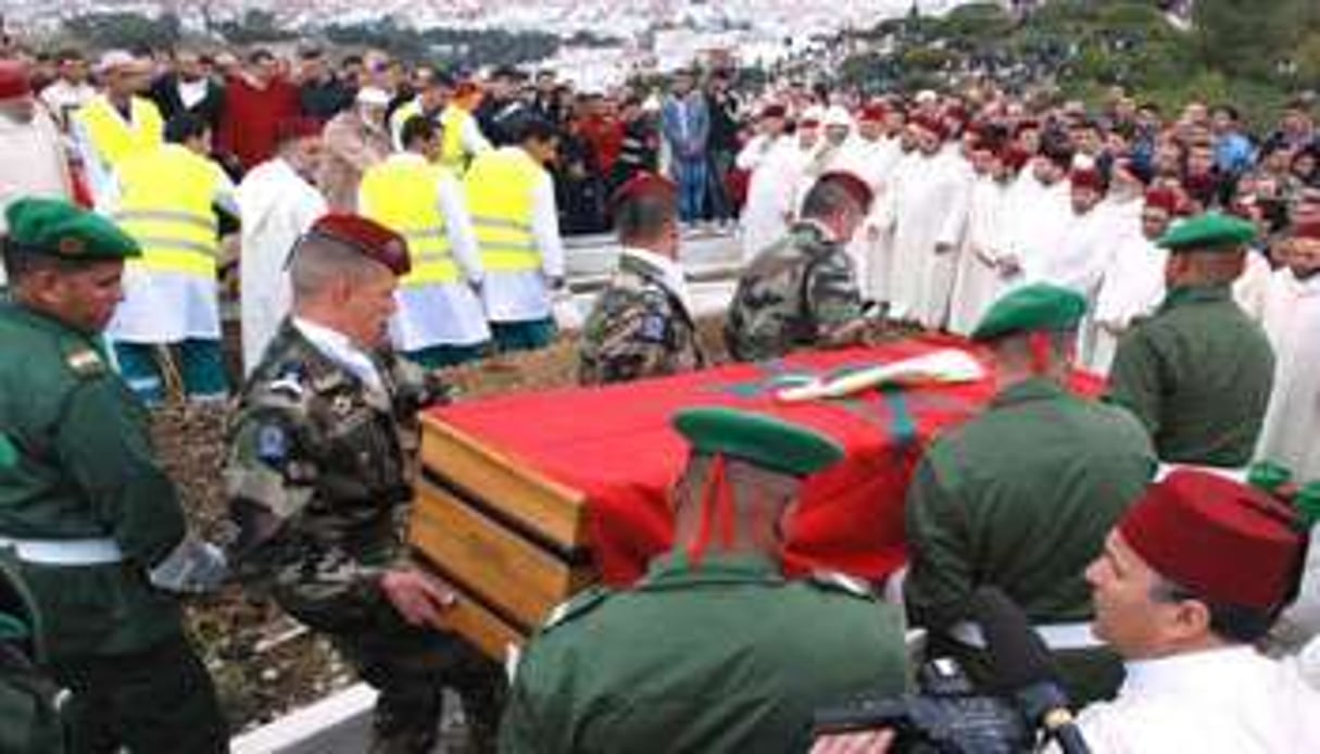 Le cercueil du parachutiste était porté par des éléments des deux armées. © AFP