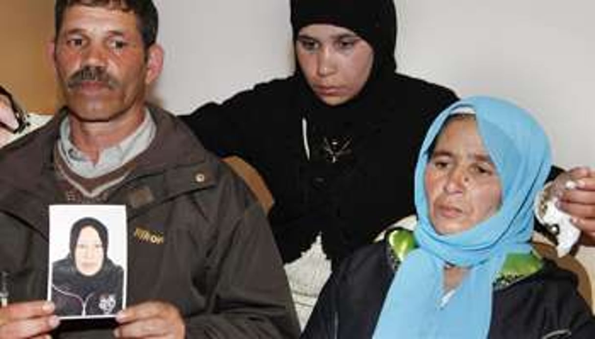 Les parents d’Amina Filali et sa soeur Hamida lors d’une conférence de presse à Rabat, le 21 mars. © Reuters