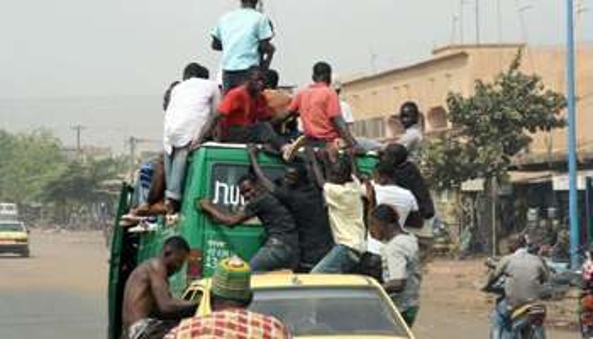 Un rassemblement pro-junte a empêché la délégation de la Cedeao d’attérir à Bamako. © AFP
