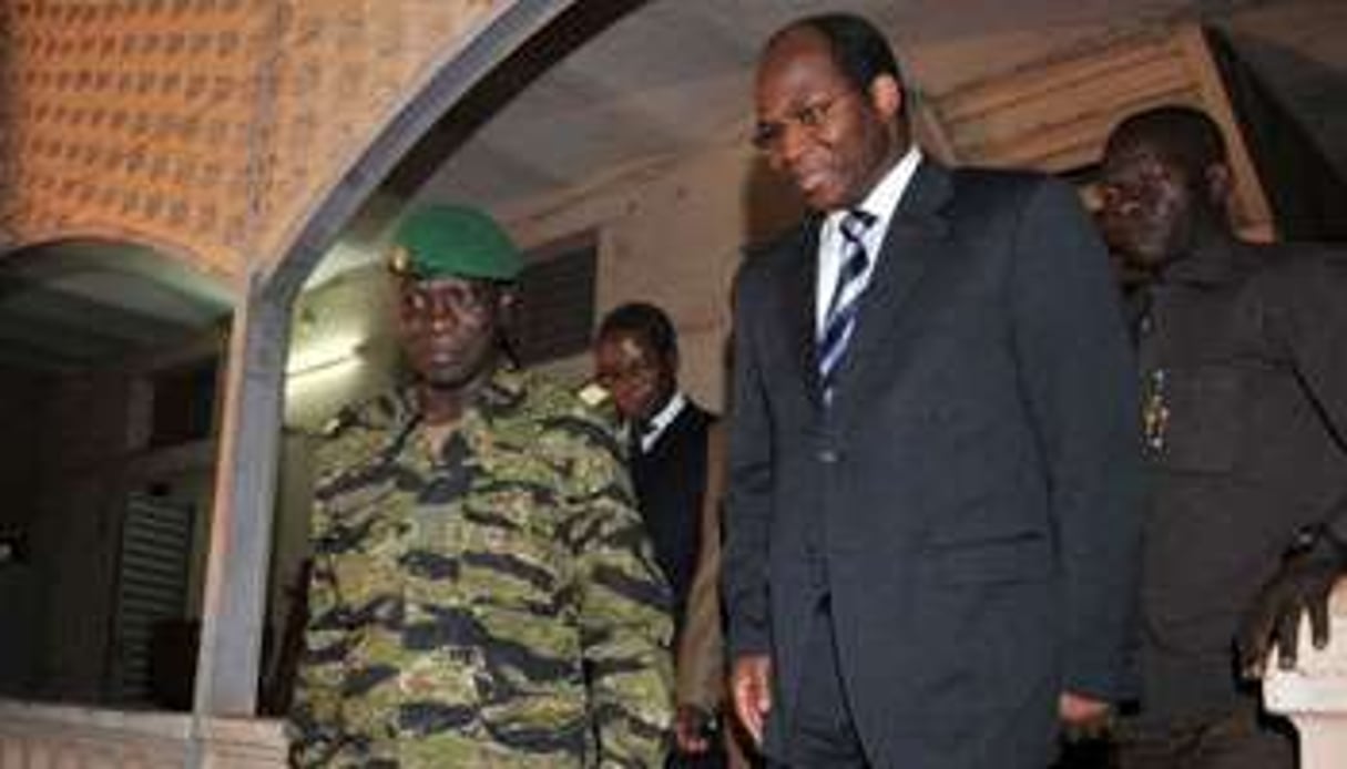 Le chef de la junte Amadou Sanogo et le ministre burkinabé des Affaires étrangères. © AFP