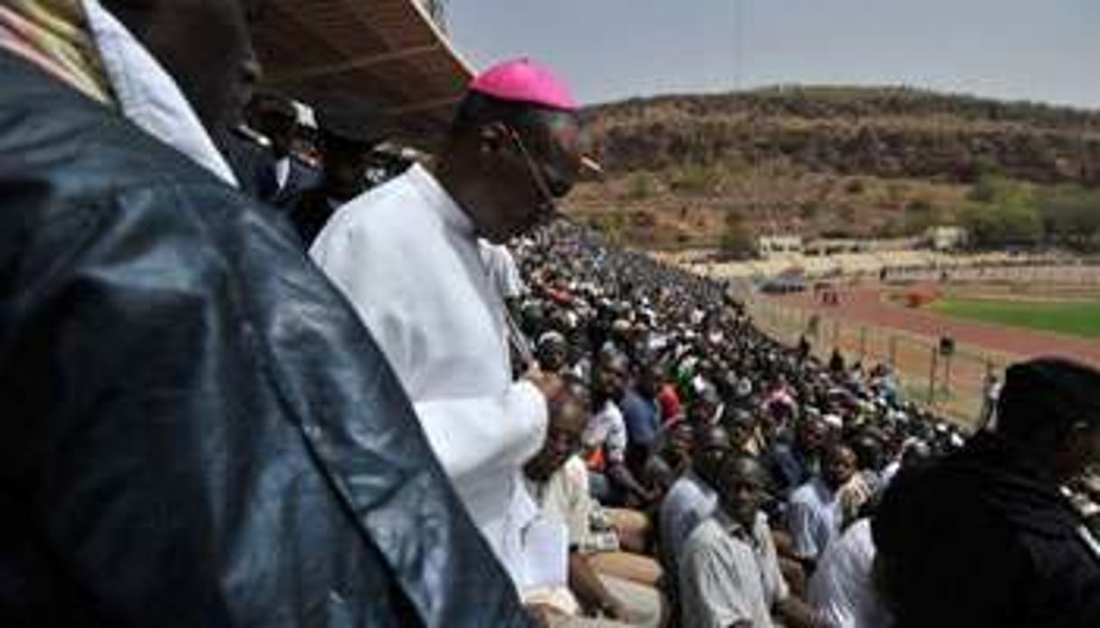 L’archevêque de Bamako Jean Zerbo (C) au  »stade de l’amitié » lors d’une cérémonie religieuse. © AFP