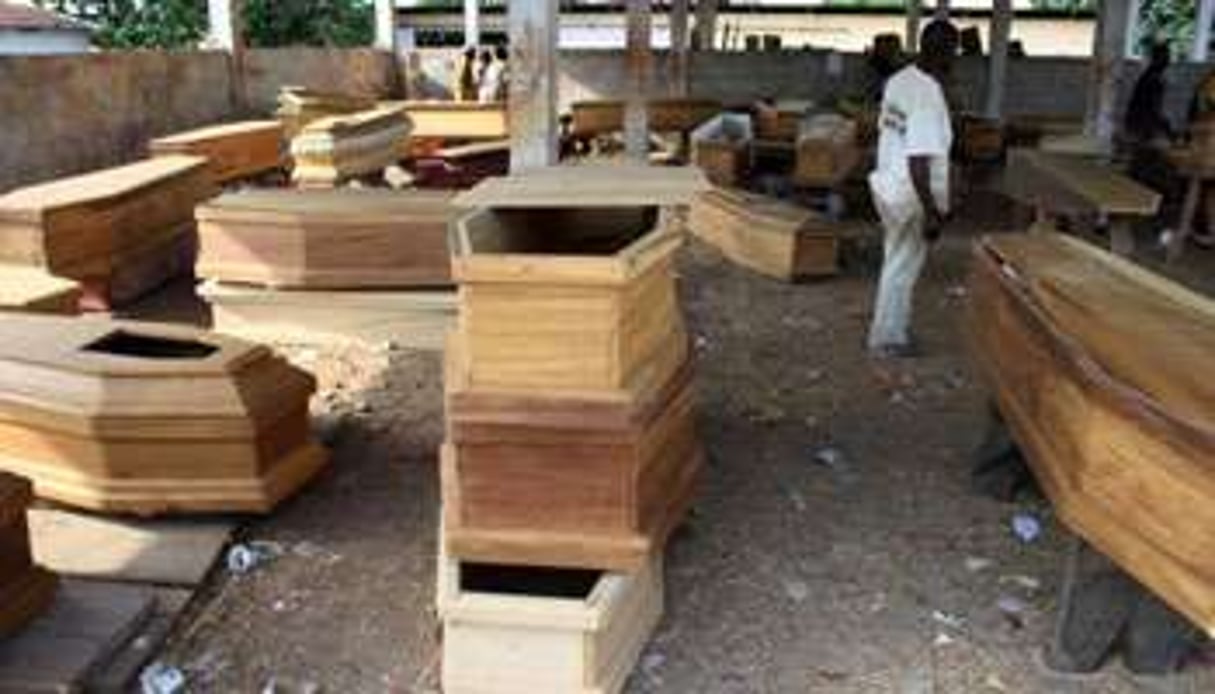 Des cercueils sont préparés le 9 mars 2012 à Brazzaville. © AFP