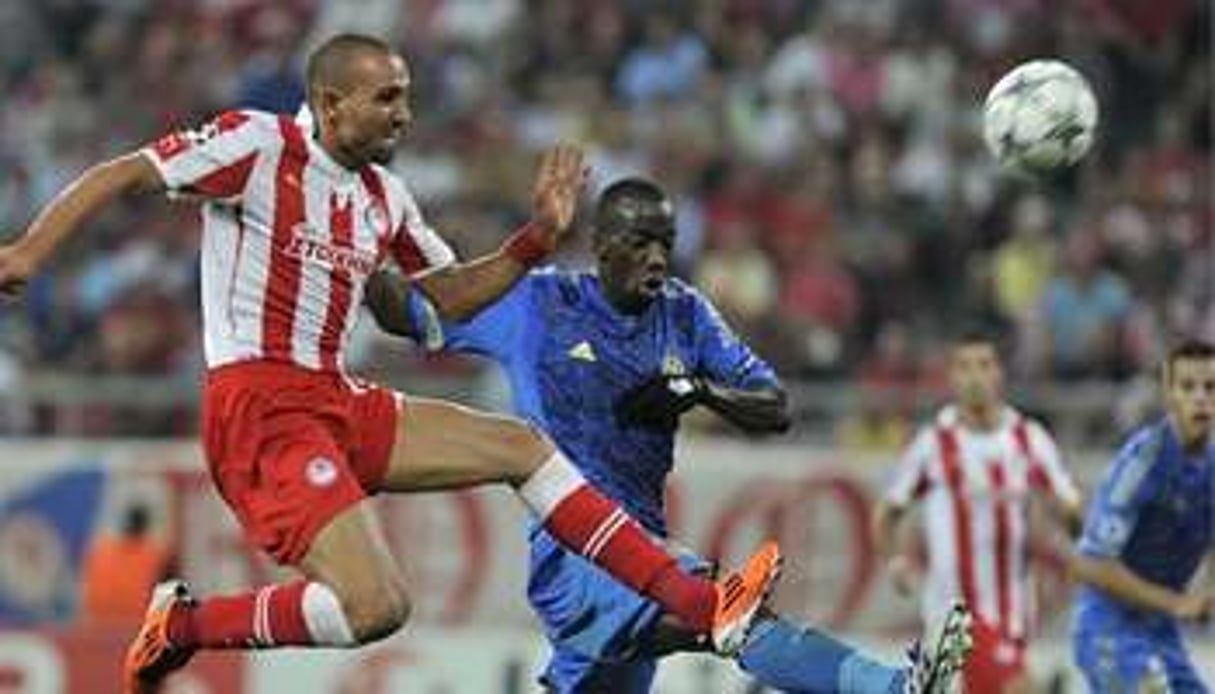 Rafik Djebbour (à g.), attaquant de l’Olympiakos. © AFP