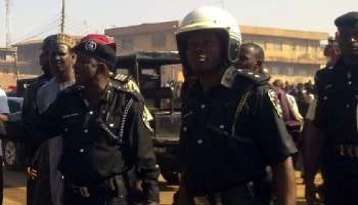 Des policiers dans une rue de Kaduna après une explosion, le 7 décembre 2011 au Nigeria. © AFP