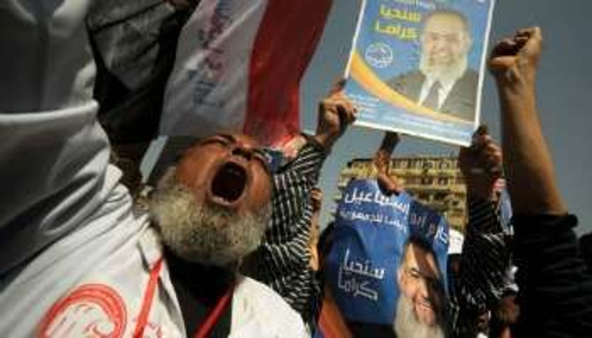 Des partisans du salafiste Hazem Abou Ismaïl manifestent place Al-Tahrir au Caire le 6 avril 2012. © AFP