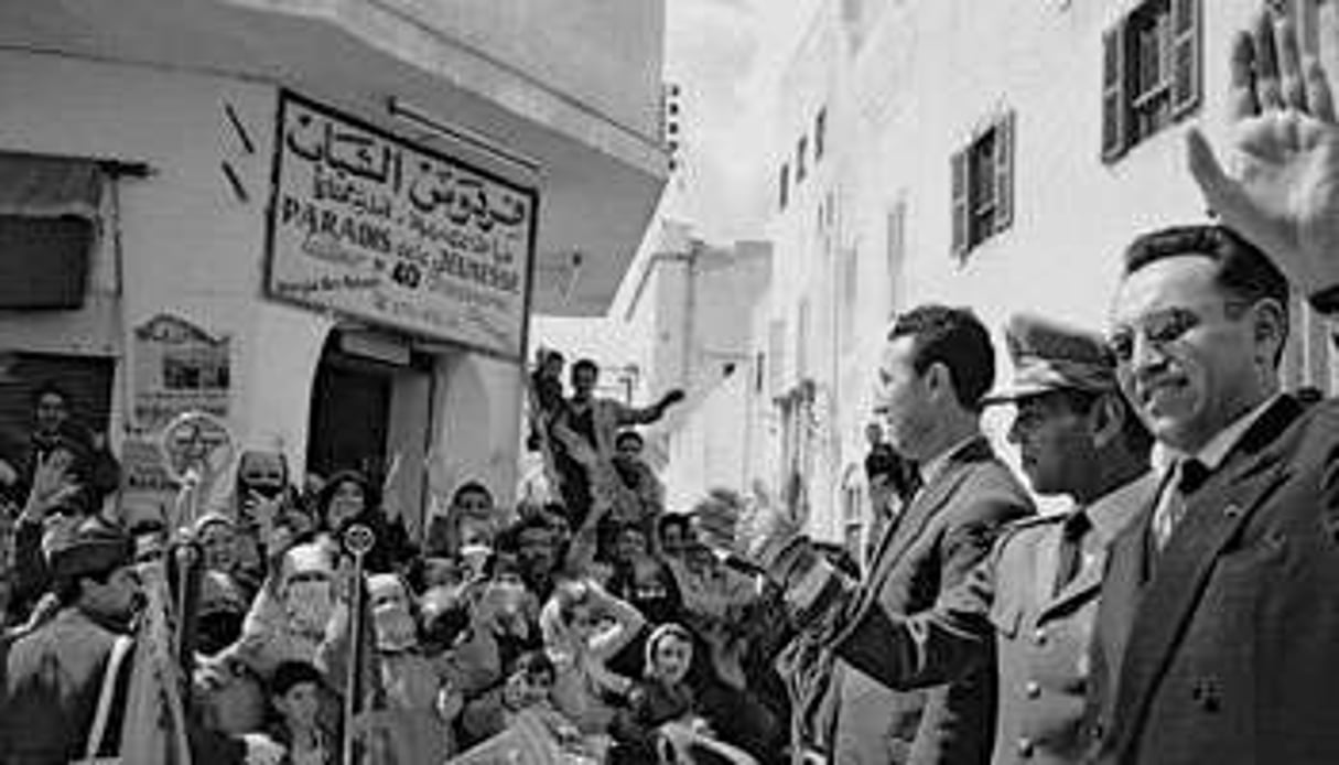 Ben Bella, Hassan et Ben Khedda defilant à Rabat après la libération du leader du FLN. © Dalmas/Sipa