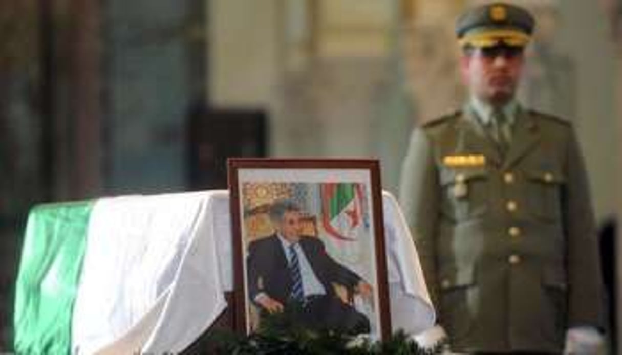 Le cercueil de l’ancienc président algérien Ben Bella, le 12 avril 2012 à Alger. © AFP