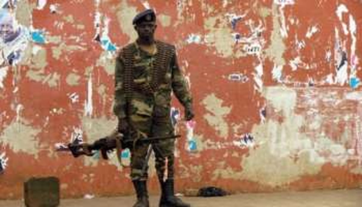 Un soldat monte la garde près de l’Assemblée nationale à Bissau le 13 avril 2012. © AFP